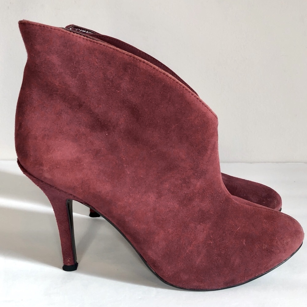 VINCE CAMUTO CADEN EMBOSSED DRESS SHOOTIE DARK GARNET 6 1/2